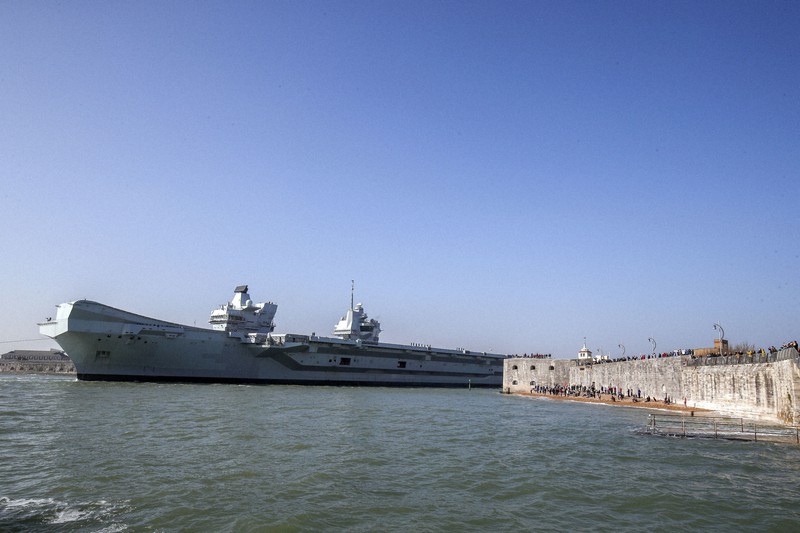 英ポーツマス海軍基地を出航する英空母「クイーン・エリザベス」=2021年3月1日、AP