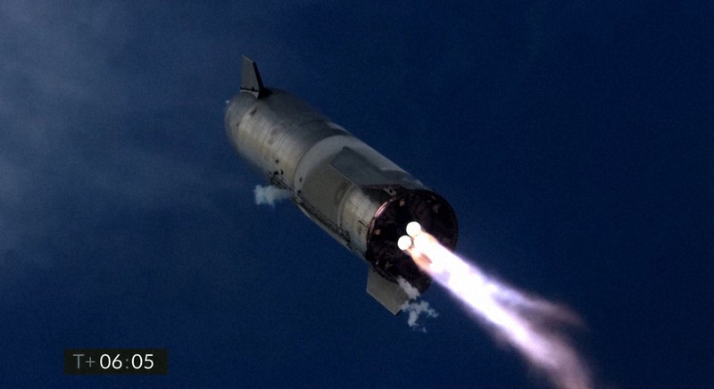 試験飛行を行うスターシップ実験機。この後着陸に成功したが、爆発した=スペースX提供