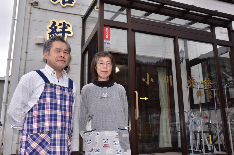 おかみの小川京子さん(右)と夫の勝己さん=岩手県大槌町の「小川旅館 絆館」で2021年2月10日午前10時18分、横見知佳撮影