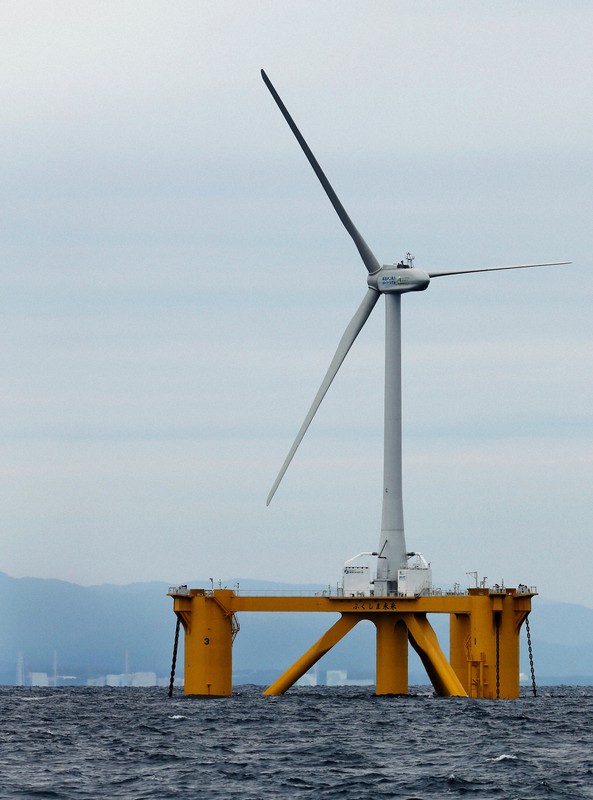 洋上に設置された浮体式風力発電設備。左奥は福島第1原発=福島県楢葉町沖で2013年10月4日、森田剛史撮影