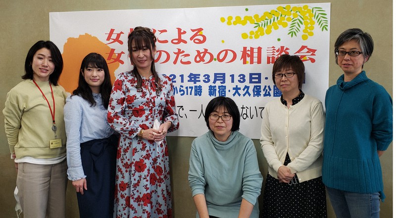 記者会見に出席した作家の雨宮処凜さん(左から3人目)ら実行委員会のメンバー=東京都千代田区の厚生労働省で2021年3月1日、中川聡子撮影