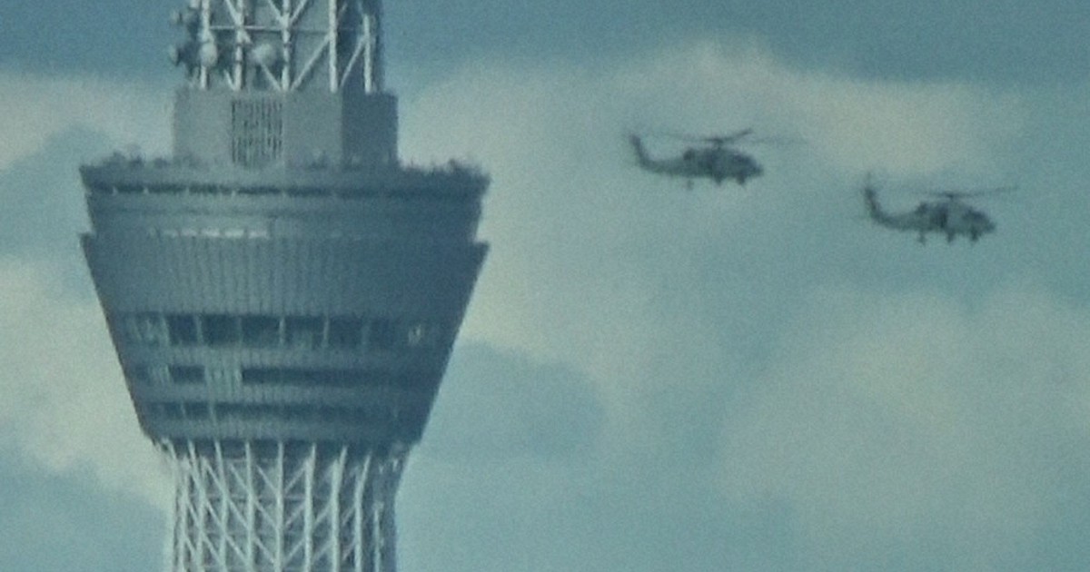 特権を問う スカイツリー目標に実戦訓練か 米軍ヘリ 展望台付近を6回通過 毎日新聞