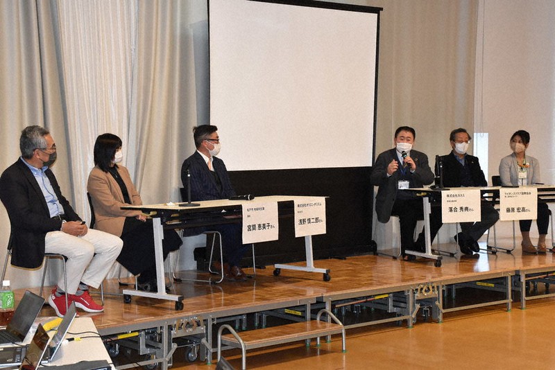 困窮世帯への支援を考えるとうかつ草の根フードバンクのシンポジウム=千葉県流山市で2021年2月27日、柴田智弘撮影