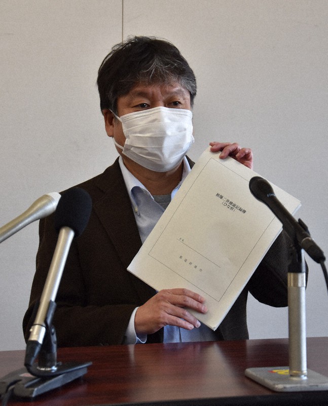 厚生労働省が示した「記録簿」のひな形を手に、記者会見する角田拓さん=広島市中区国泰寺町1の広島市役所で、小山美砂撮影