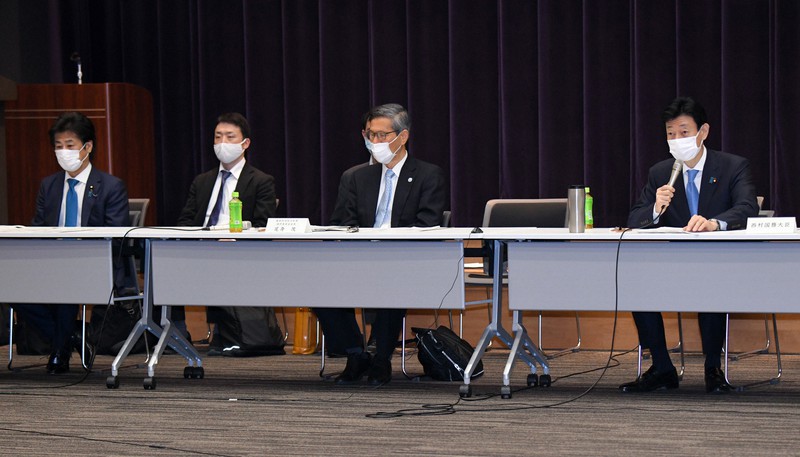 基本的対処方針等諮問委員会で発言する西村康稔経済再生担当相(右端)。中央は新型コロナウイルス感染症対策分科会の尾身茂会長、左端は田村憲久厚生労働相=東京都千代田区で2021年3月5日午前7時6分、北山夏帆撮影
