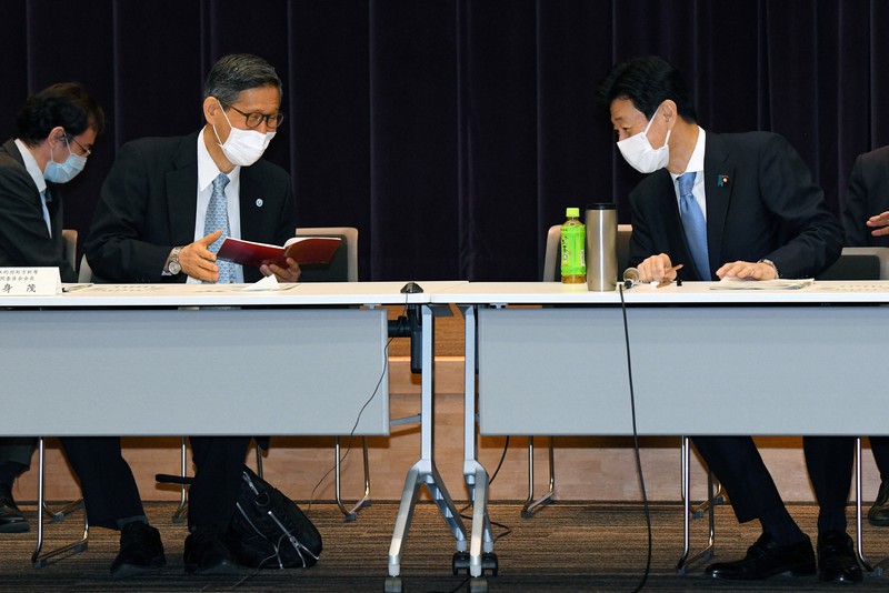 基本的対処方針等諮問委員会の前に言葉を交わす西村康稔経済再生担当相(右)と新型コロナウイルス感染症対策分科会の尾身茂会長=東京都千代田区で2021年3月5日午前6時58分、北山夏帆撮影