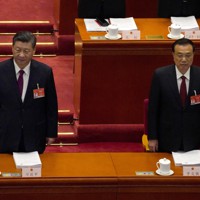 北京の人民大会堂で開会した全人代に臨む習近平国家主席（左）と李克強首相＝5日、AP