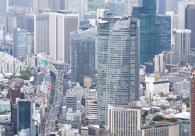 森ビルの六本木ヒルズ(中央)。入居するゴールドマン・サックスからの要望が、再生可能エネルギー由来の電力供給に本腰を入れて取り組むきっかけとなった=東京都港区で2013年4月19日、本社ヘリから手塚耕一郎撮影