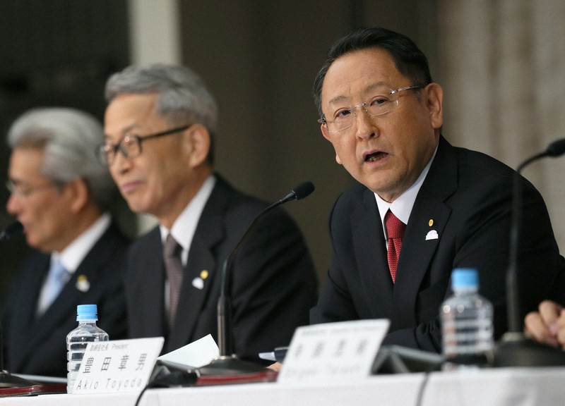 記者会見で質問に答える豊田章男社長(右)=東京都文京区で2018年、佐々木順一撮影