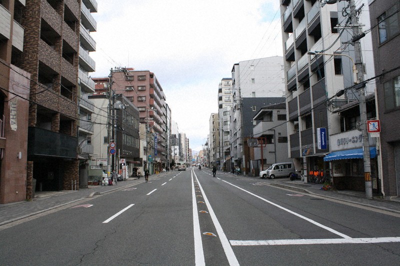 朱雀門跡碑付近から応天門があったあたりを望む=京都市中京区で2021年2月16日午後0時32分、相原洋撮影