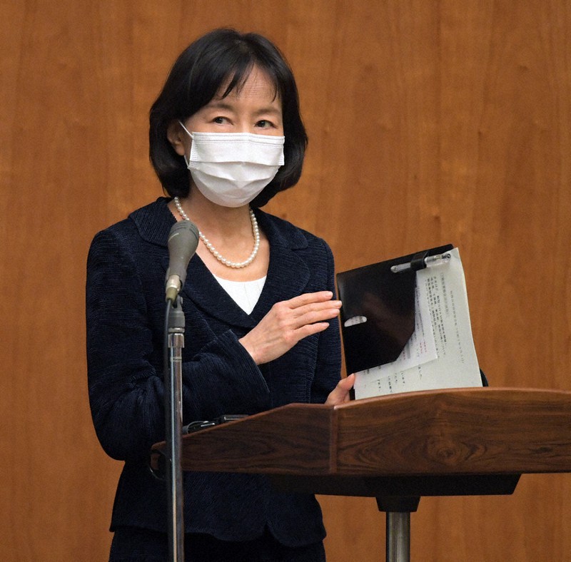 菅義偉首相の記者会見で司会進行役を務めた小野日子内閣広報官=首相官邸で2021年3月5日午後8時58分、竹内幹撮影
