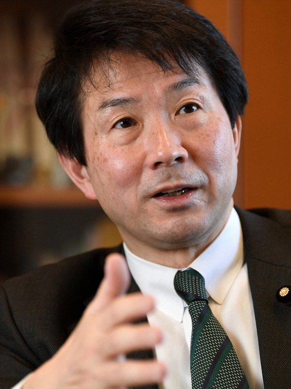 日本の新型コロナウイルス水際対策の現状について語る大塚耕平参院議員=参院議員会館で2021年2月9日、竹内紀臣撮影