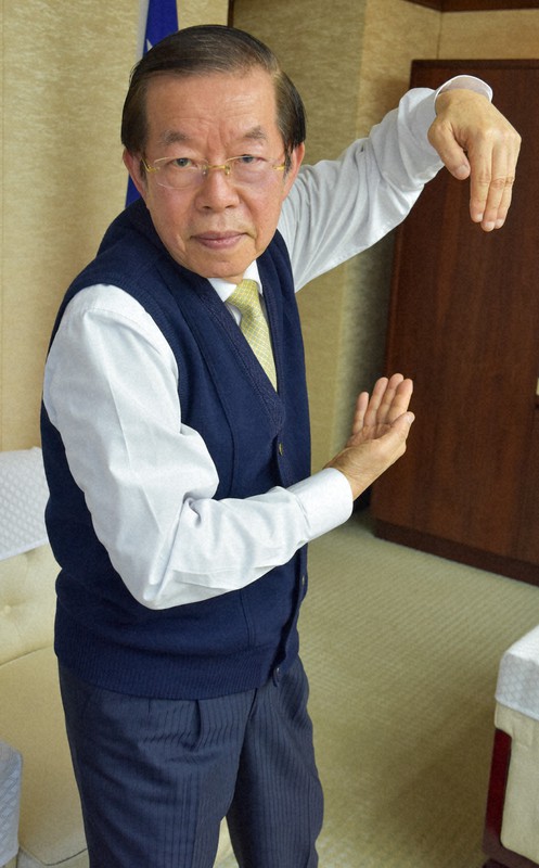 流体太極を披露する謝長廷・台北駐日経済文化代表処代表=2021年2月9日午後3時半、岡村崇撮影