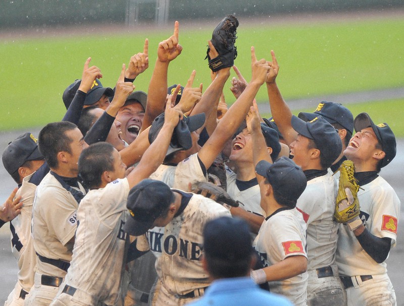 2013年夏の滋賀県大会決勝で近江兄弟社を3-1で降し、夏の甲子園初出場を決めた彦根東。選手たちは笑顔でマウンドに駆け寄って喜んだ=大津市の皇子山球場で2013年7月29日午後1時4分、山田尚弘撮影