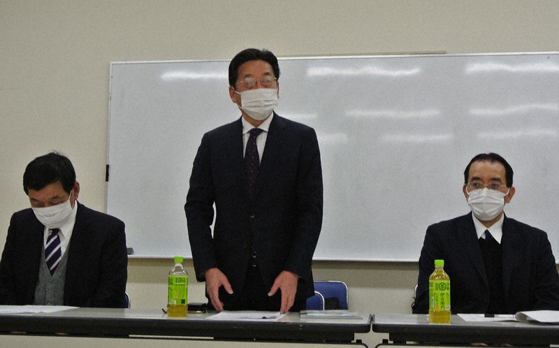 理事会であいさつする川西邦夫会長(中央)=富山市下飯野の市民球場アルペンスタジアムで2021年3月6日、青山郁子撮影