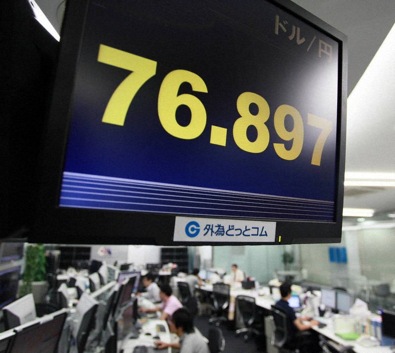 「1ドル=76円」を示す電光掲示板=2011年8月3日午後10時45分、竹内幹撮影