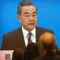 テレビ会議方式の記者会見で発言する中国の王毅国務委員兼外相＝北京で2021年3月7日、AP