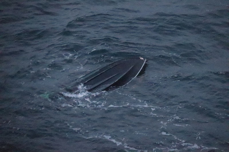 広島県呉市沖で転覆した状態で見つかった小型プレジャーボート=呉海上保安部提供