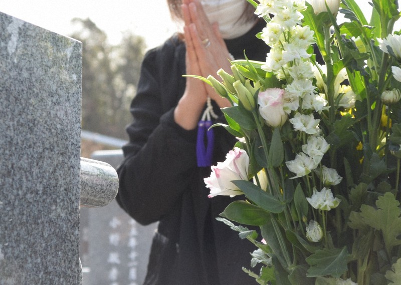赤木俊夫さんの墓前で手を合わせる妻雅子さん=岡山県倉敷市で2021年3月7日午前9時27分、伊藤遥撮影