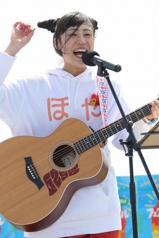 石巻の ほやドル 津波で犠牲になった祖父への 手紙 を歌に 毎日新聞