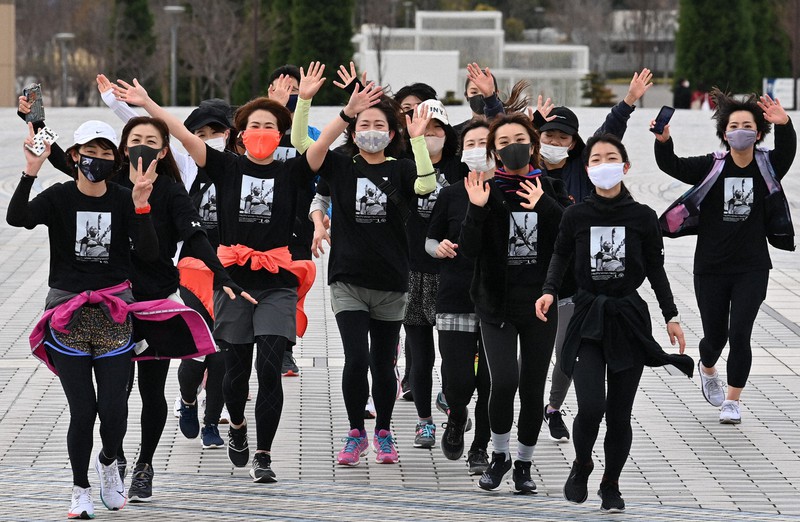国際女性デーを前に、そろいのTシャツを着てチャリティーランニング大会「ホワイトリボンラン」を走る参加者たち=東京都江東区で2021年3月7日午前10時21分、大西岳彦撮影