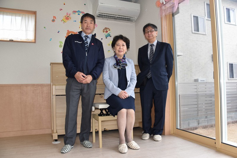 「被災地へピアノをとどける会」の中心メンバー。左から調律師の阿部隆さん、委員長の庄司美知子さん、作曲家の吉川和夫さん＝宮城県東松島市で2021年3月5日午前10時48分、菊池陽南子撮影