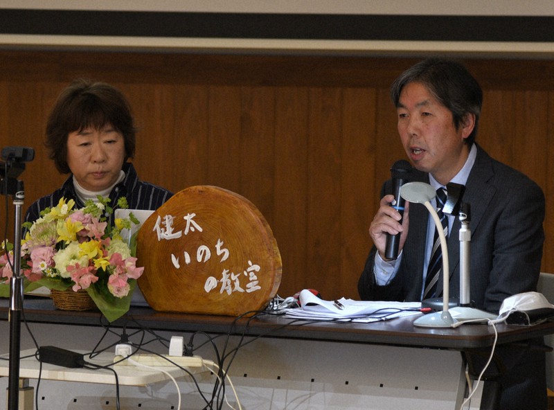 「健太いのちの教室」の設立記念シンポジウムで、オンライン上でつながるパネリストと語り合う田村孝行さん(右)と妻弘美さん=宮城県女川町のまちなか交流館で2021年3月6日午後3時54分、百武信幸撮影