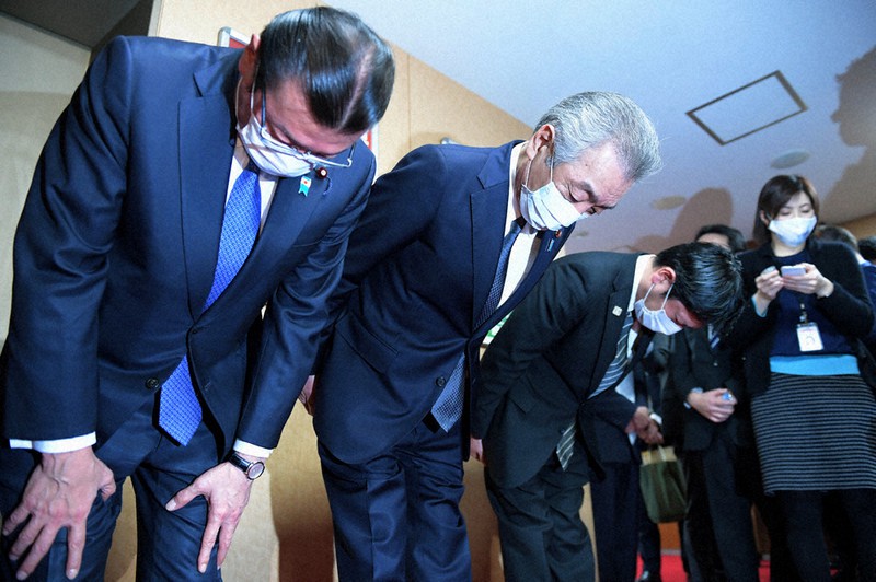 自民党に離党届を提出後、記者会見で頭を下げる(左から)大塚高司氏、松本純氏、田野瀬太道氏=東京都千代田区の同党本部で2月1日、竹内幹撮影