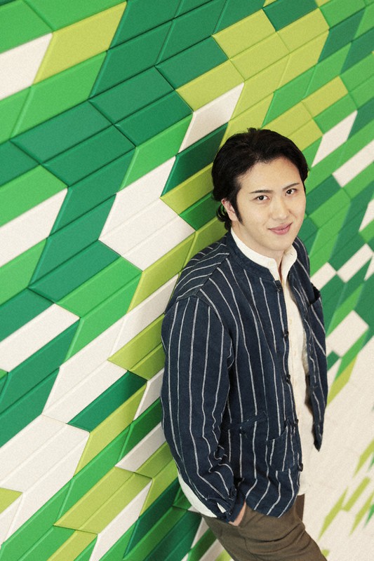 ポーズをとる尾上松也さん=大阪市北区で2021年2月26日午後5時33分、小出洋平撮影