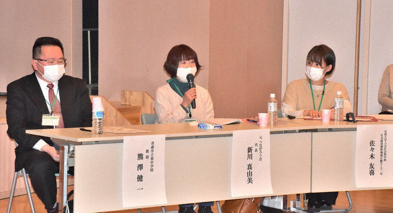 東日本大震災を振り返る新川真由美さん(中央)=青森市中央3のアピオあおもりで2021年3月7日、平家勇大撮影