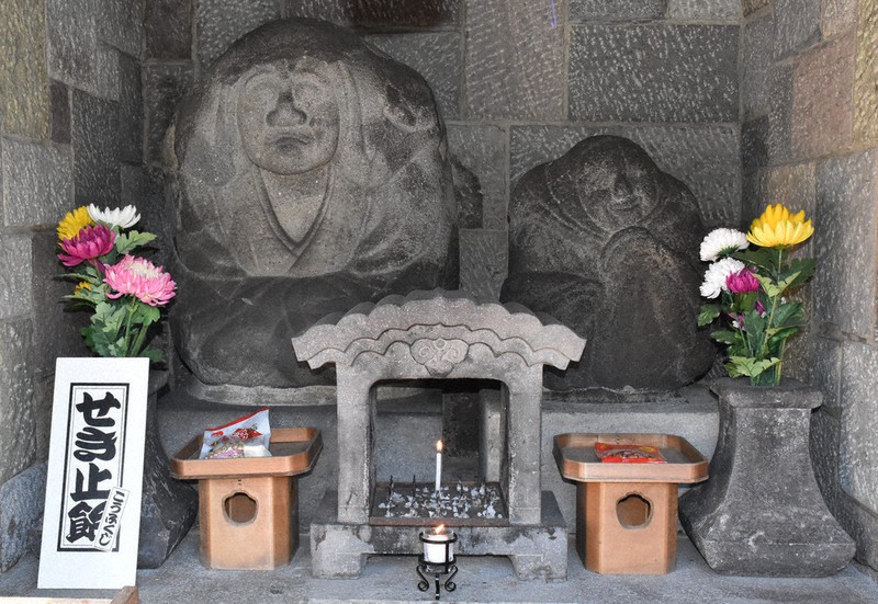 「咳の爺婆尊」は向かって左側が婆像、右側は爺像だ