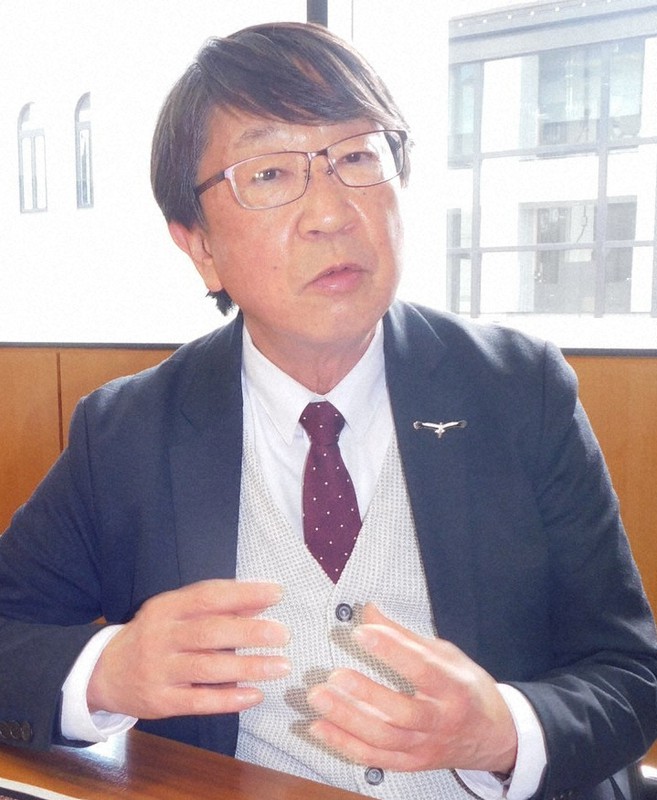 人口減少対策としてジェンダーギャップ解消の必要性を訴える中貝宗治・兵庫県豊岡市長=同市役所で、村瀬達男撮影