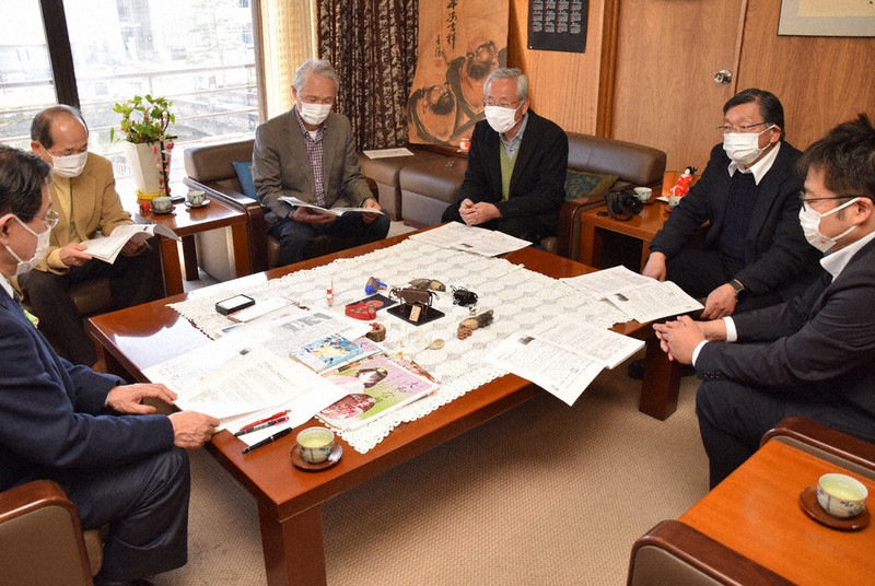 上田清市長(左端)に報告書の内容を説明する「金魚活性化グループ」のメンバー=奈良県大和郡山市役所で2021年2月24日午後3時52分、熊谷仁志撮影