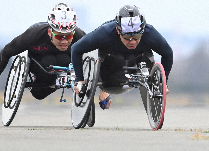 車いすマラソン男子で1位となった洞ノ上(右)。左は2位の吉田=宮間俊樹撮影