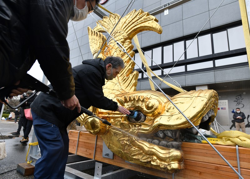 名古屋城の金シャチ、16年ぶり地上に下りる 巡回展示へ [写真