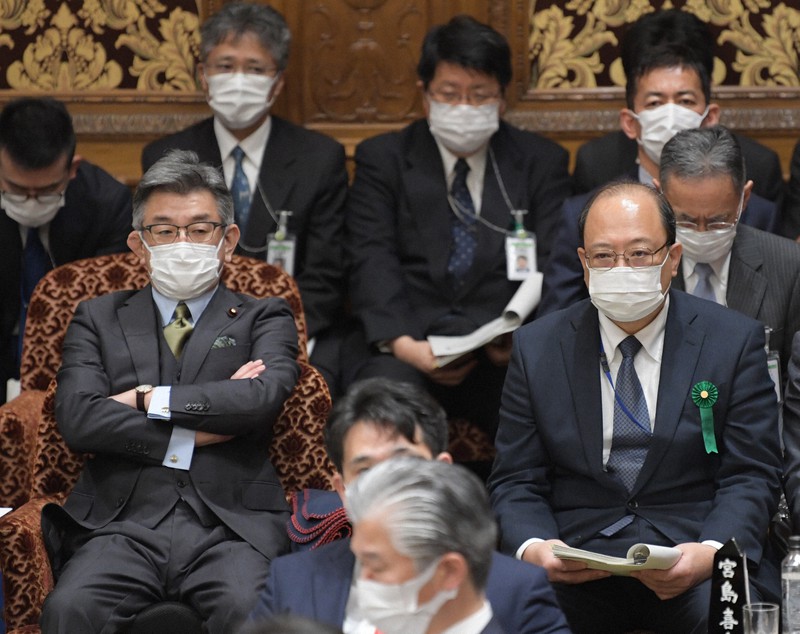 参院予算委員会に臨む武田良太総務相(左)と谷脇康彦前総務審議官(右)=国会内で2021年3月8日午前10時半、竹内幹撮影