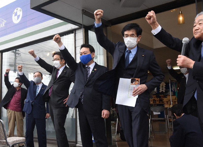 事務所開きで気勢を上げる羽田次郎氏(右から3人目)ら=長野県上田市で2021年3月6日午前11時50分、鈴木英世撮影