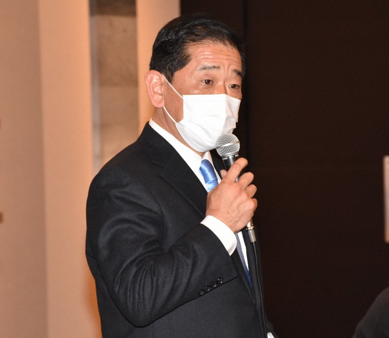 経済団体代表者らの前で決意を述べる小松裕氏＝長野市で2021年3月4日午後0時21分、島袋太輔撮影