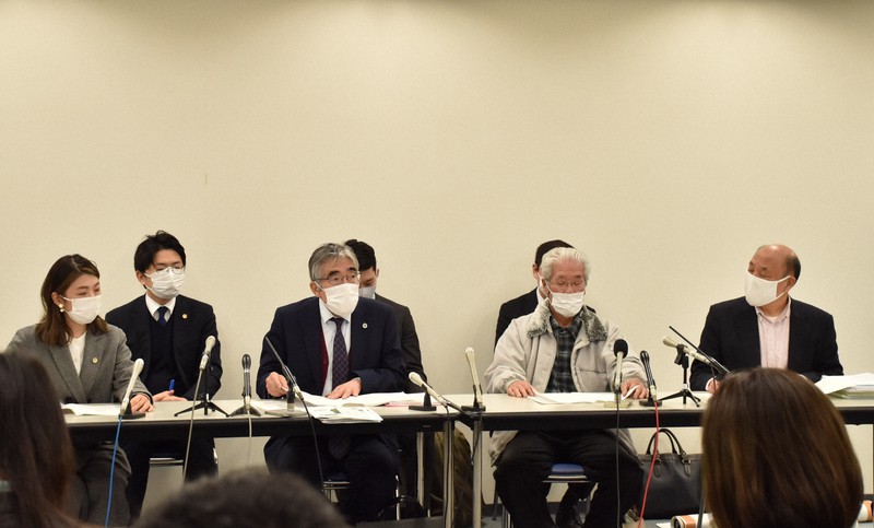 提訴会見を行う原告ら=奈良市で2021年3月8日午前11時31分、林みづき撮影