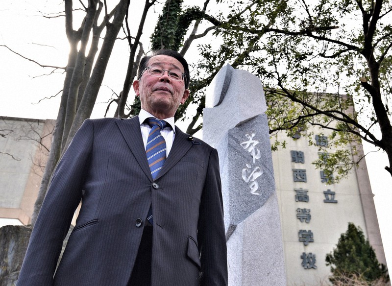 旧騎西高校前に新設されたモニュメントの前に立つ作本信一さん=埼玉県加須市で2021年3月6日午後2時4分、山田研撮影