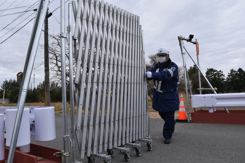 封鎖していたゲートを開ける作業員=福島県大熊町熊で2021年3月8日午前9時、柿沼秀行撮影