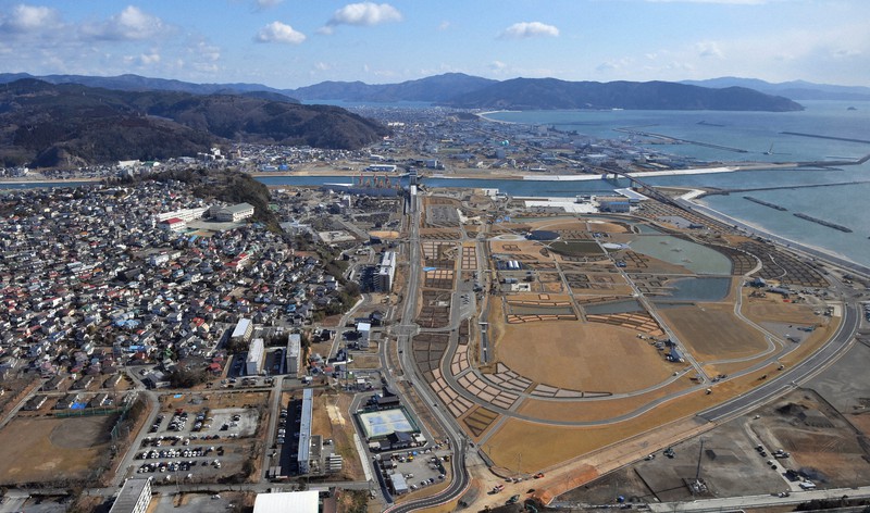 東日本大震災で大きな被害を受けた宮城県石巻市の沿岸部。右は石巻南浜津波復興祈念公園=宮城県石巻市で2月8日