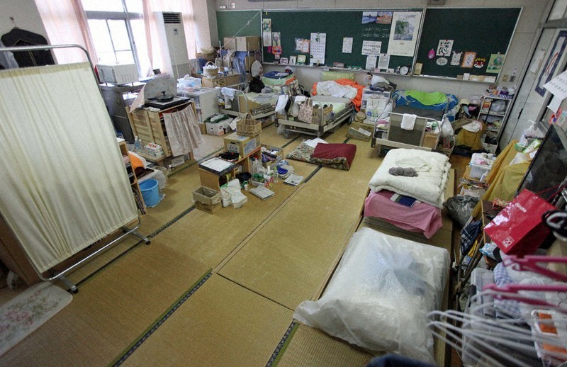 避難所の教室には畳が敷かれ、パイプベッドが並んでいた=埼玉県加須市の旧騎西高校で2013年5月31日、橋本政明撮影