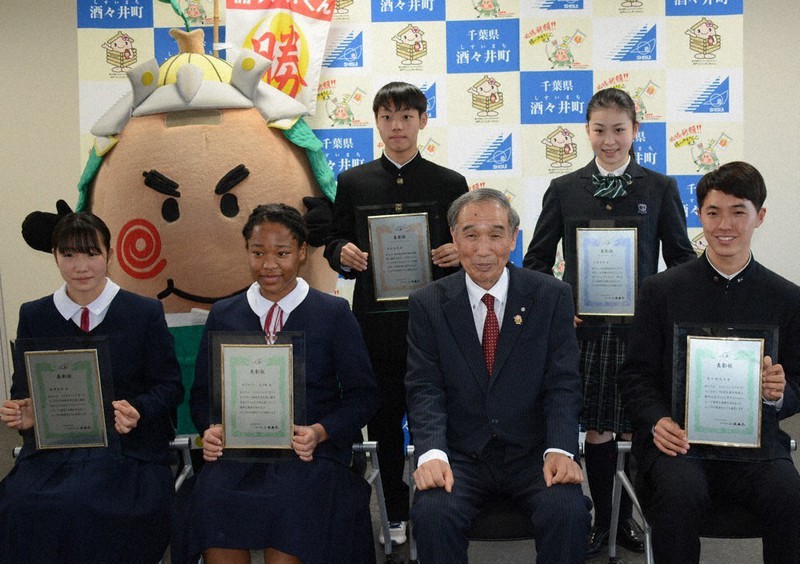 スポーツ表彰を受けた5選手ら=千葉県酒々井町で021年3月3日、中村宰和撮影