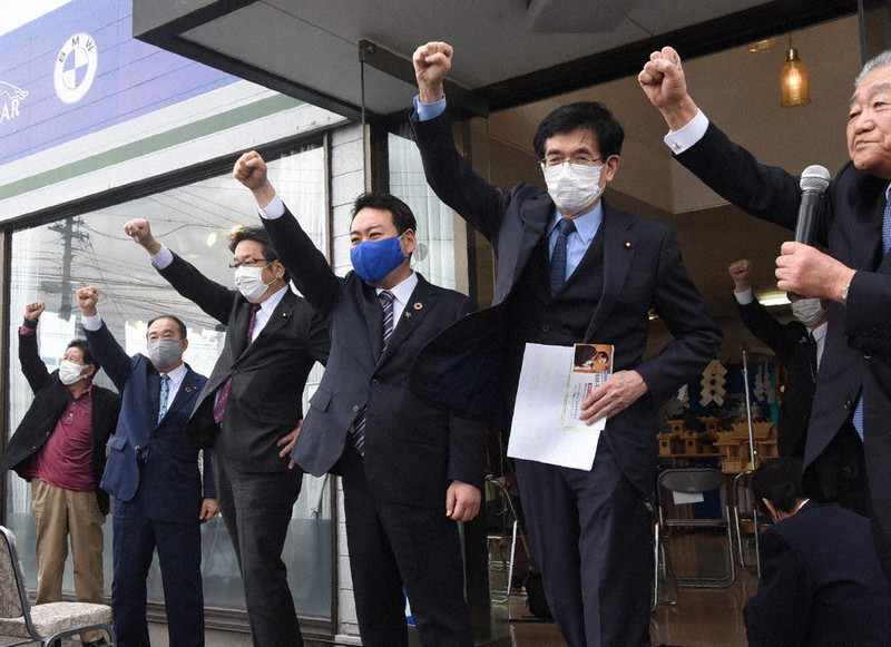 事務所開きで気勢を上げる羽田次郎氏(右から3人目)ら=長野県上田市で2021年3月6日、鈴木英世撮影