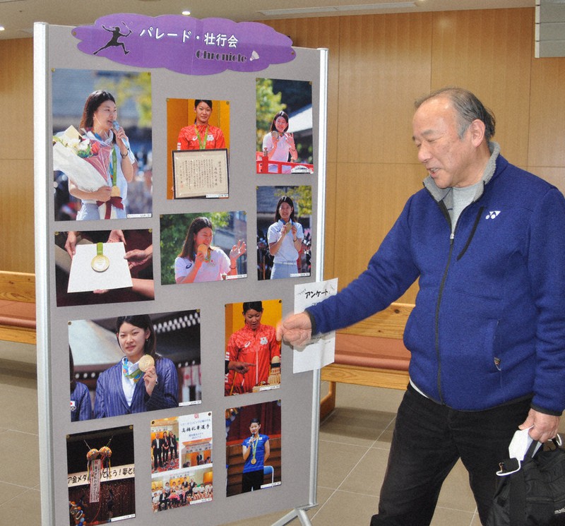高橋さんの軌跡たどる バドミントン タカマツ 橿原市役所で写真展 奈良 毎日新聞
