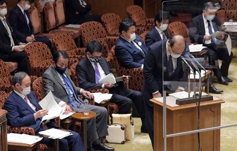 参院予算委員会で答弁中に陳謝する谷脇康彦氏(右)。手前左は菅義偉首相=国会内で2021年3月8日午後4時52分、竹内幹撮影