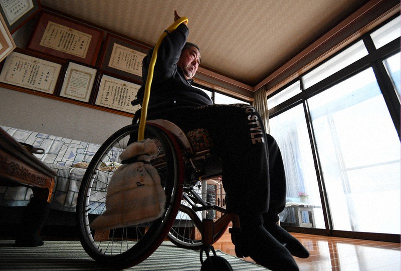 自宅で筋力トレーニングに取り組む大井利江さん=宮間俊樹撮影