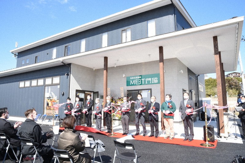テープカットしてオープンした民間の伝承交流施設「MEET門脇」=宮城県石巻市門脇町で2021年3月8日午前10時29分、百武信幸撮影