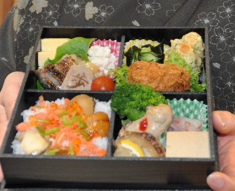 三陸の名産品を詰めた「晃月たまて箱」=山形県天童市で、2021年3月8日、上鵜瀬浄撮影